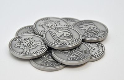Zakázková výroba pamětních mincí s vlastní grafikou.