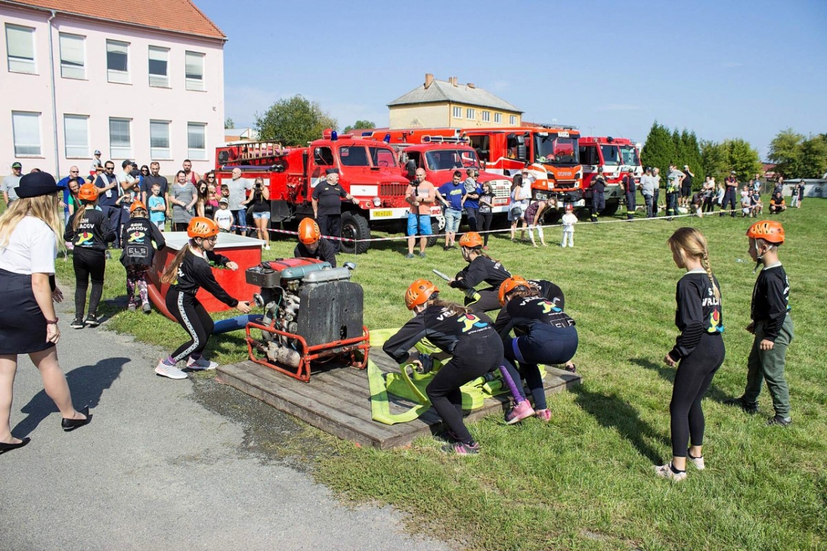 Oslavy výročí 140 let od založení SDH Vracov - vystoupení mladých hasičů SDH.