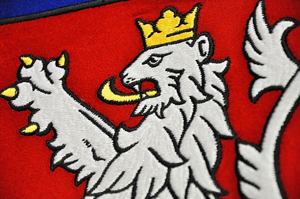 Detail výšivky českého lva - ručně-strojová výšivka 