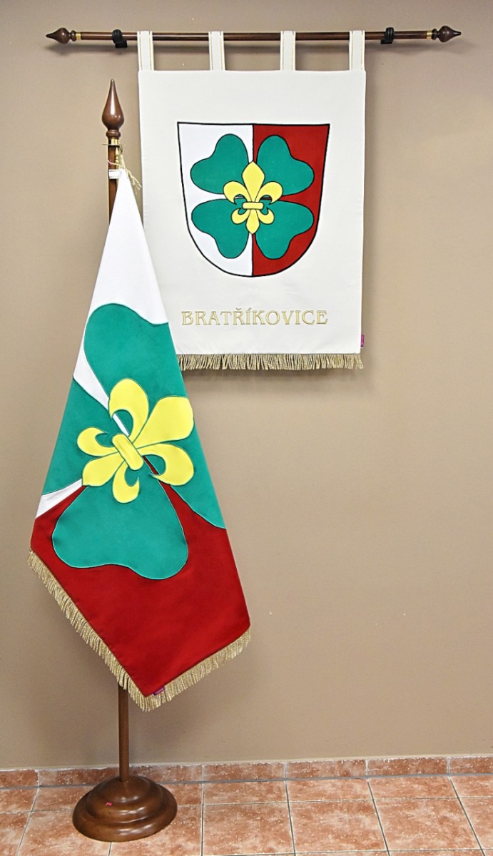 Vyšívané komunální symboly (znak, vlajka) obce Bratříkovice.