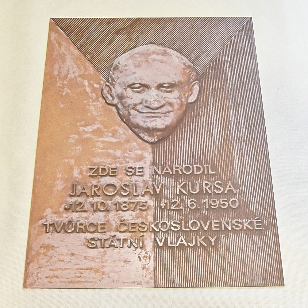 Replika pamětní desky z rodného domu Jaroslava Kursy.