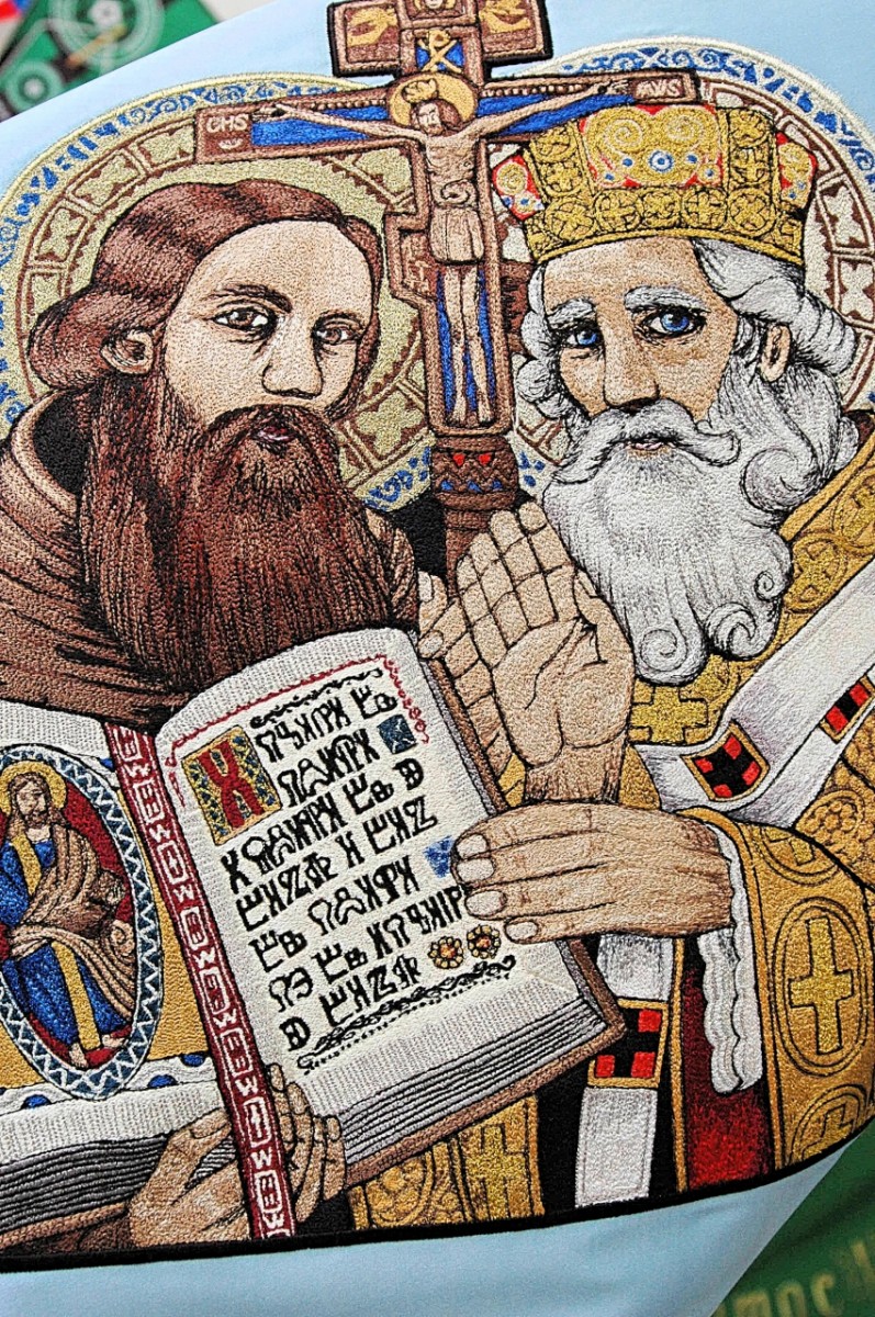 Detail ruční výšivky, tzv. malby jehlou, sv. Cyrila a Metoděje na slavnostním saténovém praporu jednoty Orla Boleradice.