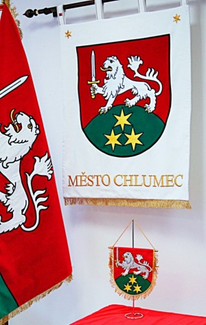 Vyšívaný znak, vlajka a stolní vlaječka pro město Chlumec