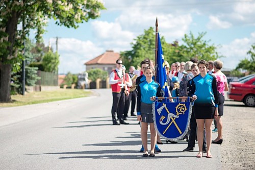 Slavnostní průvod obcí a představení nových vyšívaných komunálních symbolů.