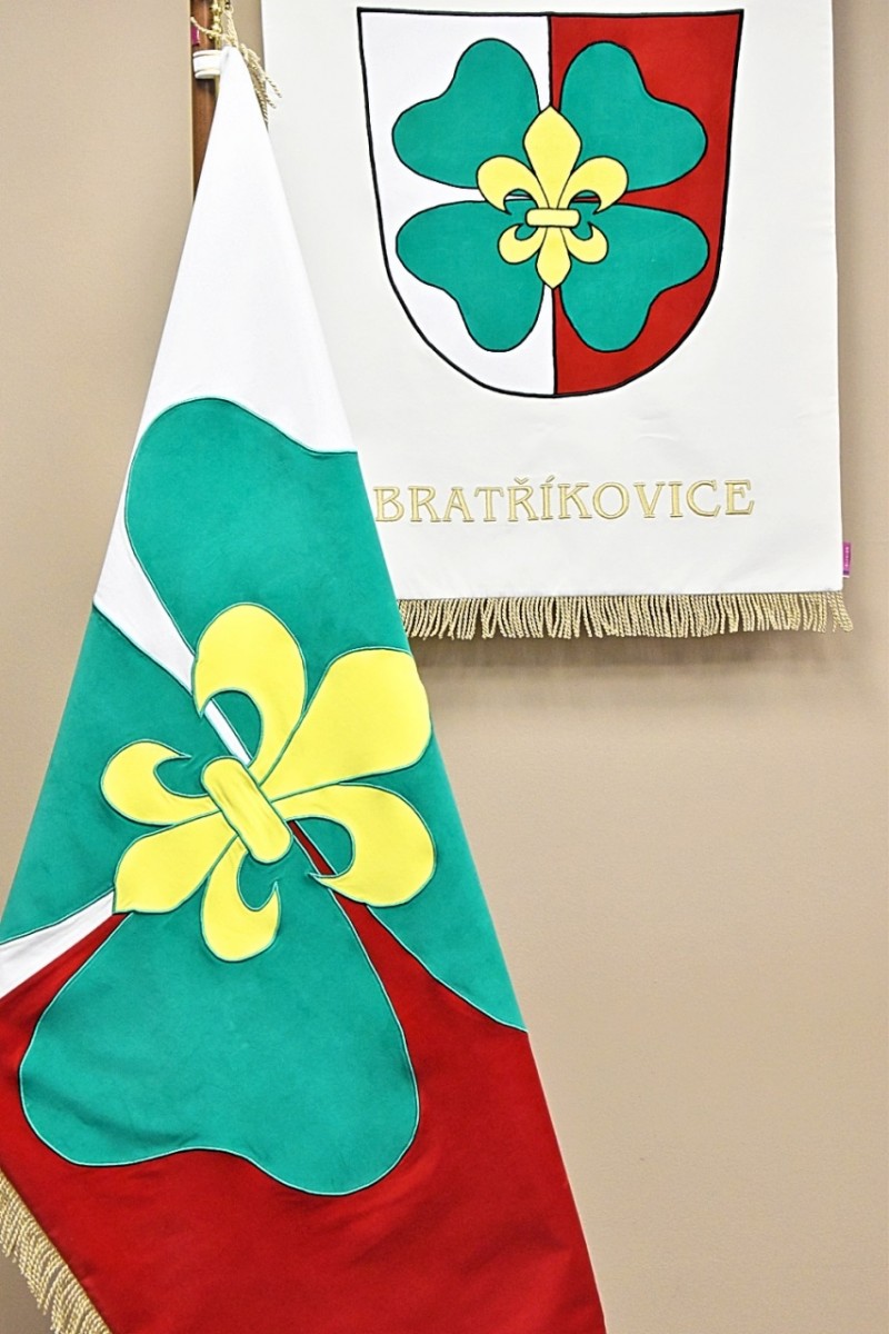 Vyšívaný sametový znak (heraldika) a vlajka (vexilologie) Bratříkovic.