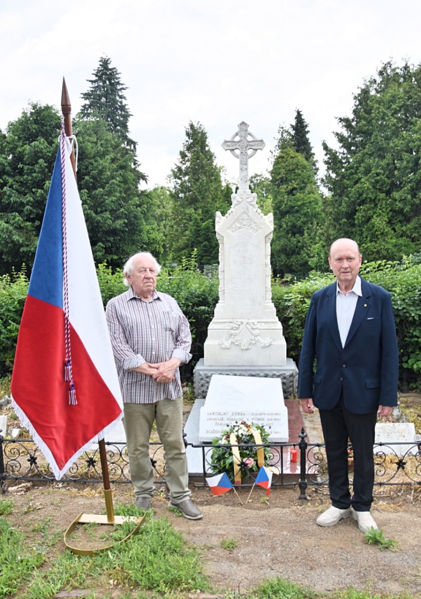 Představení nové pamětní desky umístěné na hrobu Jaroslava Kursy.