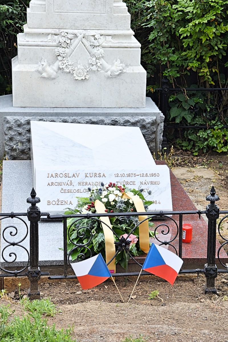 Pamětní náhrobek věnovaný Jaroslavu Kursovy.