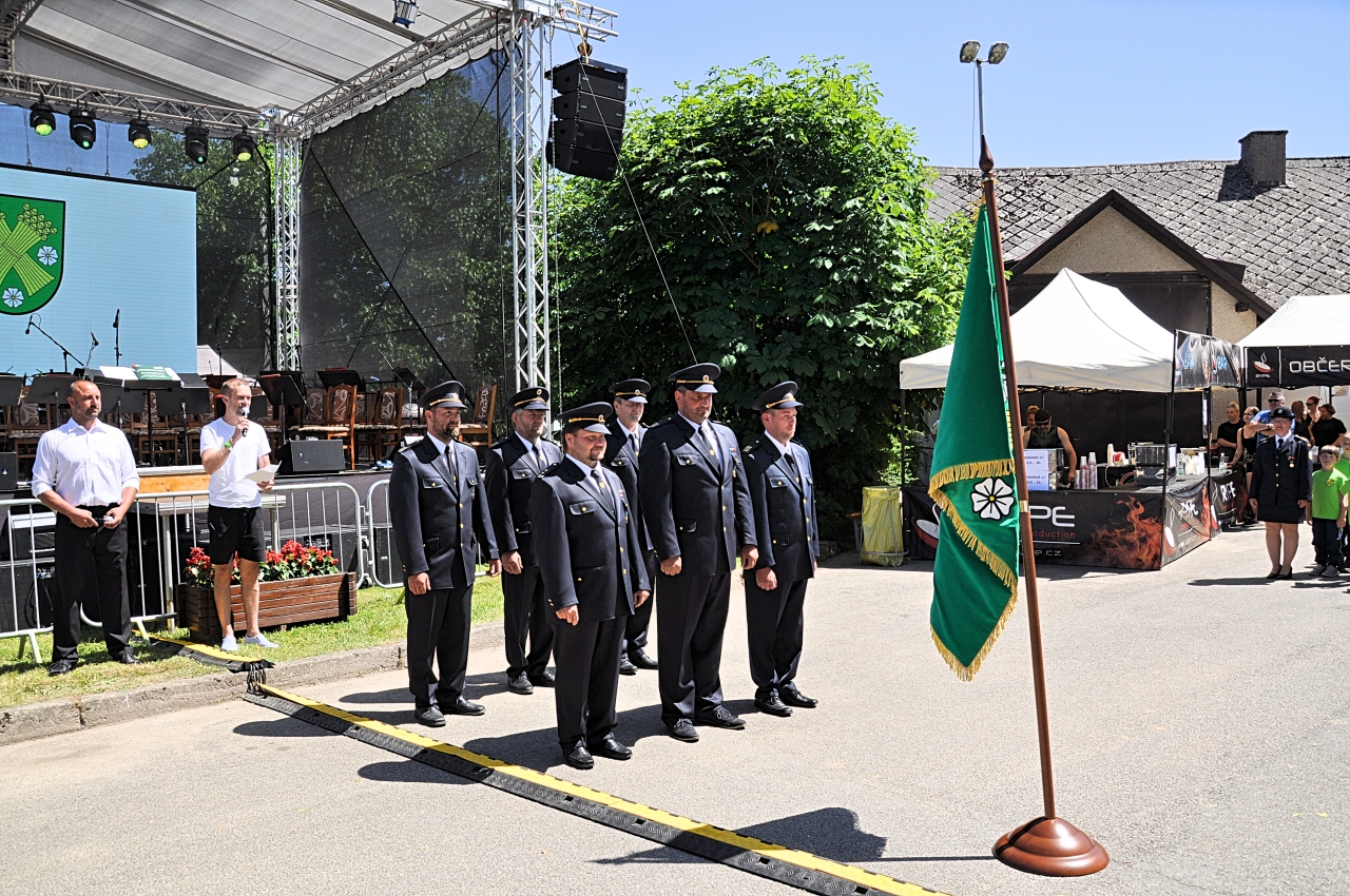 Čestnou stráž drželi členové SDH Brzice.