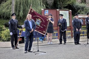 Dekorace vyšívaného hasičského praporu pamětní stuhou.