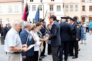 Krásný upomínkový předmět - tištěné saténové stolní vlaječky v podobě zmenšeniny praporu SDH Slavonice.