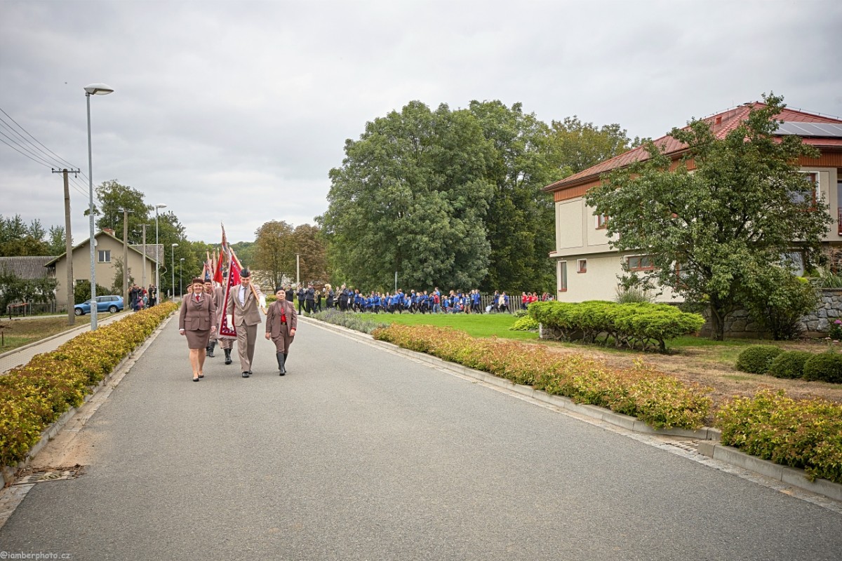 Slavnostní průvod v čele s novým slavnostním sokolským praporem.