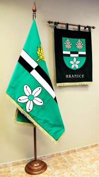 Slavnostní vyšívané symboly, znak a vlajka, obce Hranic.