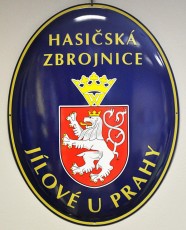 Smaltovaný ovál s názvem a znakem města Jílové u Prahy pro označení budovy hasičské zbrojnice.