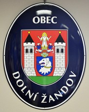 Smaltovaný ovál se znakem a názvem obce Dolní Žandov.