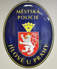 Smaltovaný ovál pro označení budovy městské policie.