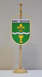 Stolní vlaječka se znakem a názvem obce Kozlov