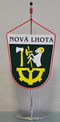 Stolní vlaječka se znakem a názvem obce Nová Lhota.