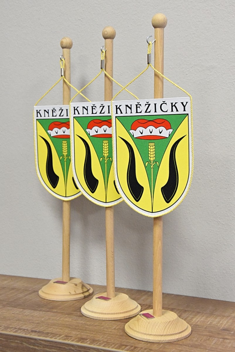 Saténové tištěné stolní vlaječky vyhotovené pro obec Kněžičky.