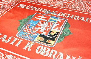Střední znak první Československé republiky tištěný na satén.