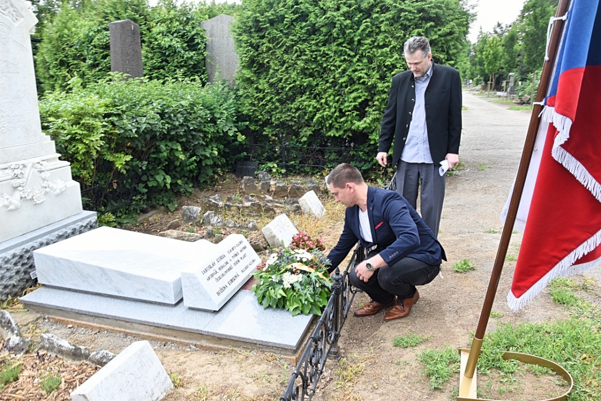 Návrh Kursova náhrobku pochází od akad. architekta Miroslava Vochty, k jeho osazení došlo na konci května letošního roku.