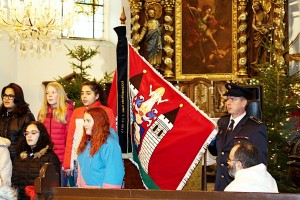 Součástí slavnostního žehnání obecních symbolů bylo i  rozsvícení vánočního stromu a adventní koncert.