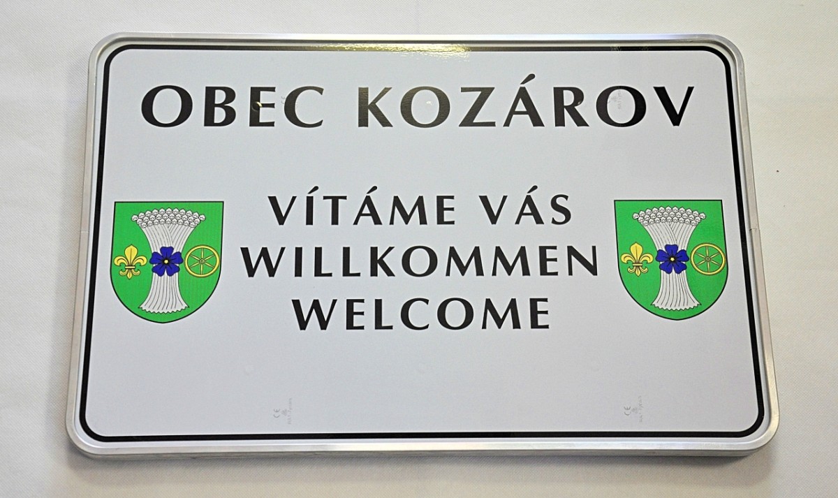 Vítací cedule obce Kozárov.