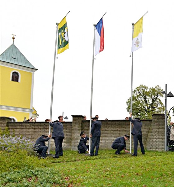 Vlajkosláva umístěná před kostelem svatého Matouše.