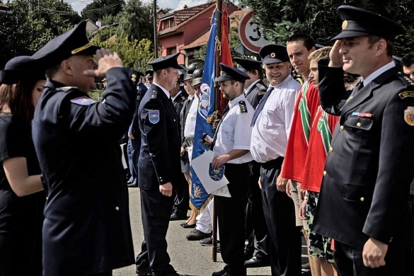 Předání upomínkových předmětů členům sboru - stolní vlaječky, pamětní mince.