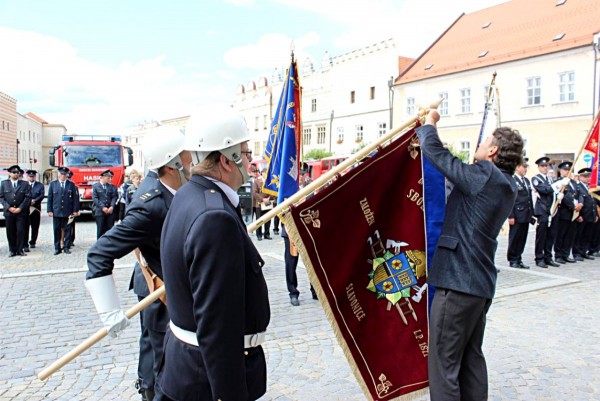 Nechyběl ani rituál dekorování vyšívaného praporu pamětními stuhami, které budou navždy připomínkou tohoto slavnostního aktu.