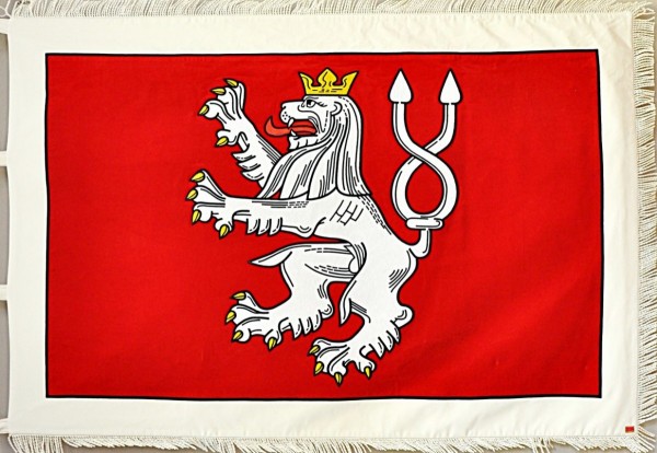 Vyšívaná vlajka (prapor) městyse Karlštejna.
