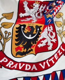 Vlajka prezidenta České republiky ve vyšívané podobě.