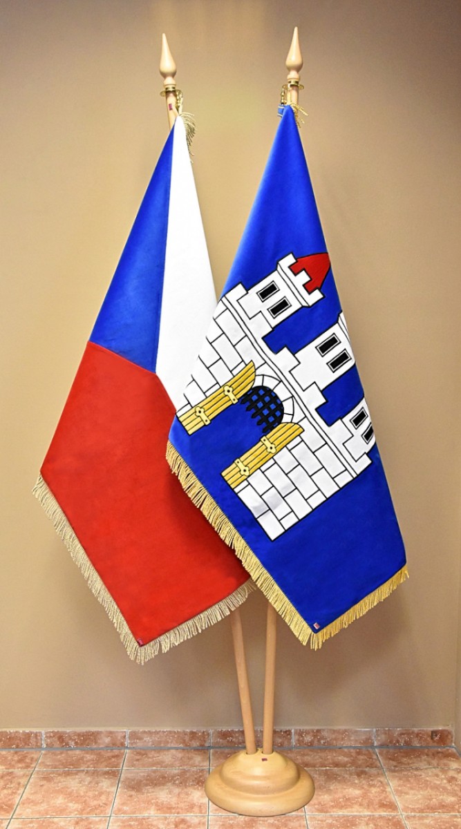 Sametová vlajka ČR v podobě reprezentativního praporu, slavnostní vyšívaný prapor dle vlajky města Blovice.
