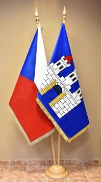 Vyšívaná slavnostní vlajka města Blovice a sametová vlajka ČR.