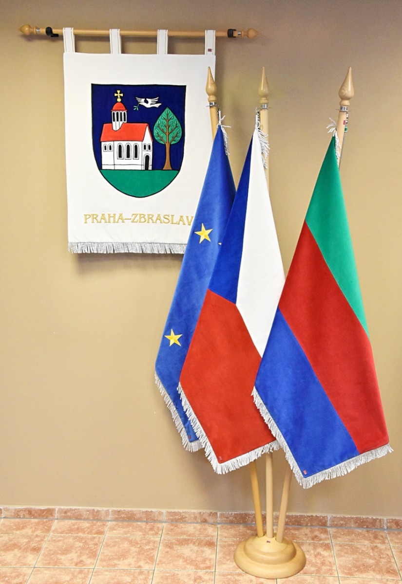 Vyšívané symboly MČ Praha-Zbraslav: znak ve velkém provedení, sametová vlajka městské části, ČR a EU.