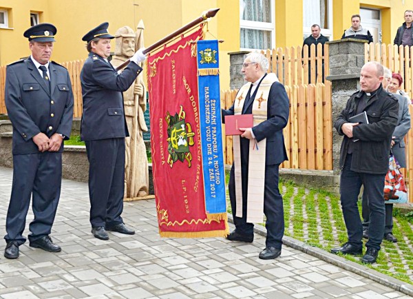 Ručně vyšívaný hasičský prapor SDH Nová Lhota.