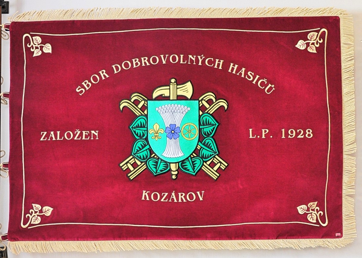 Znak aplikovaný na slavnostním vyšívaném praporu SDH Kozárov.