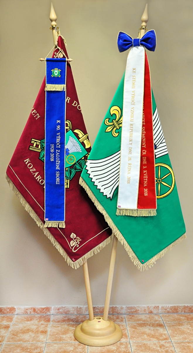 Vyšívané symboly obce a SDH Kozárov.