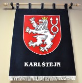 Vyšívaná znak ve velkém provedení městyse Karlštejna.