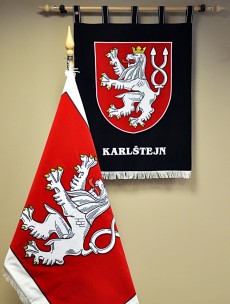 Vyšívaný znak, vlajka městyse Karlštejna.