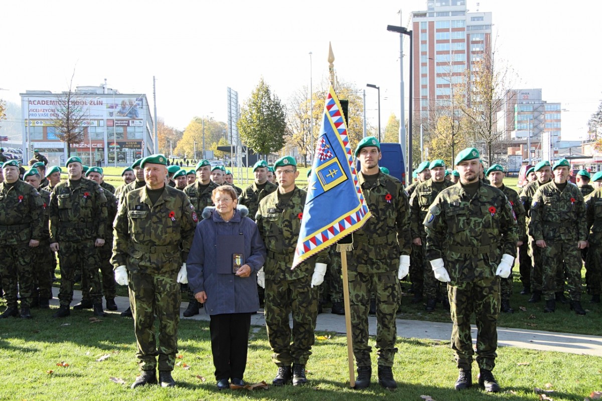 Rota svůj nový vyšívaný symbol převzala u příležitosti Dne válečných veteránů
