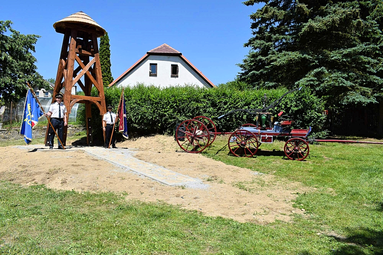 Setkání rodáků Šimanov - po více než dvaceti letech se opět rozezněl stoletý obecní zvon.