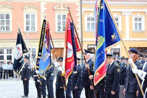 Pozvání na oslavu přijali i hasiči z okolí. I ti už mají své vyšívané klenoty, které byly vyrobeny rovněž v našich dílnách.