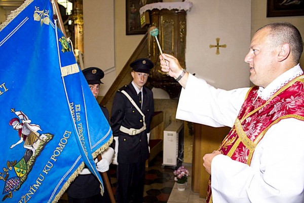 Slavnostní okamžik - žehnání vyšívaného praporu SDH Zborovice.