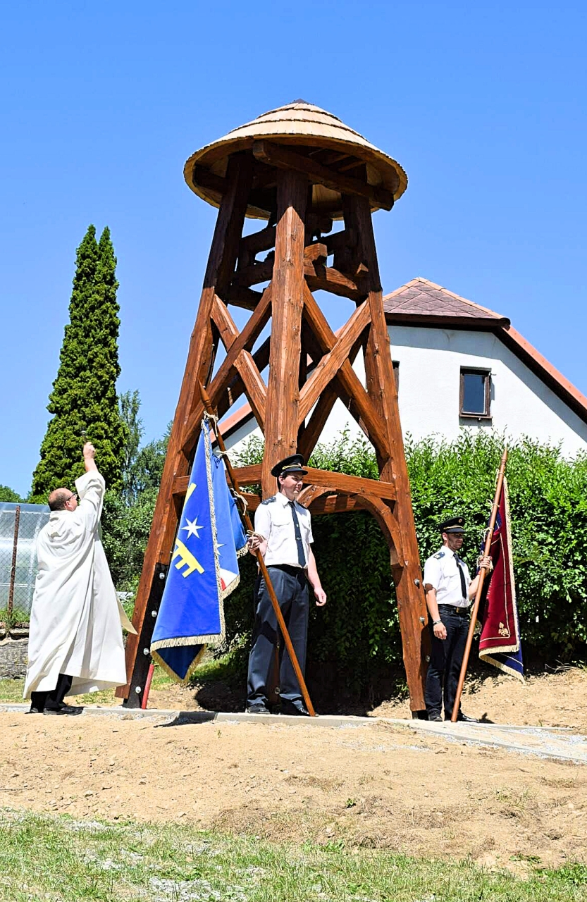 Vysvěcení nové šestimetrové zvoničky, žehnání vyšívané obecní vlajky a hasičského praporu.