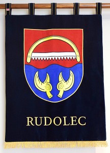 Slavnostní vyšívaný znak obce Rudolec