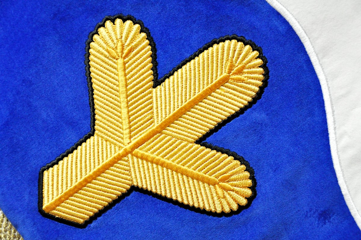 Detail výšivky slavnostní vlajky obce Krhová