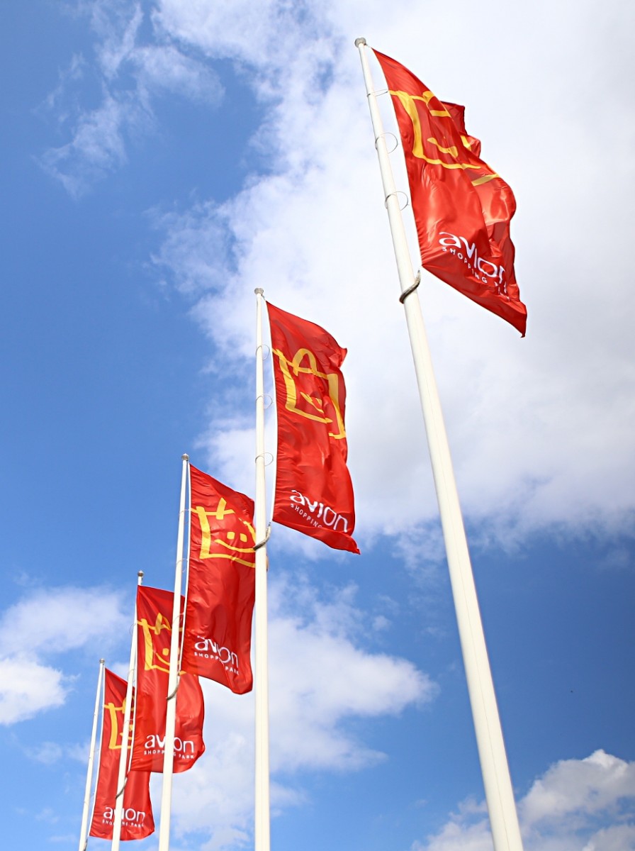Reklamní vlajky vyvěšené na stožárech.