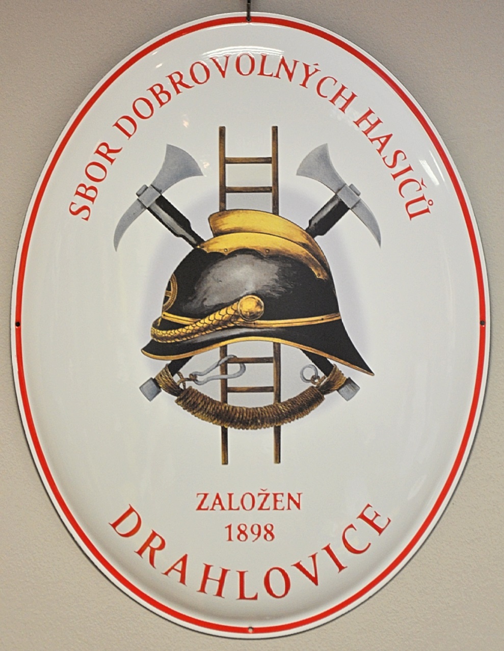 Smaltovaná hasičská oválová cedule s nostalgickým hasičským znakem.