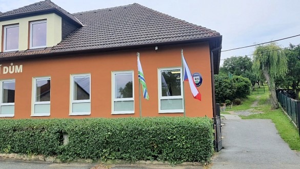 Venkovní výzdoba v obci Kunčina Ves - smaltovaný ovál, tištěné vlajky.