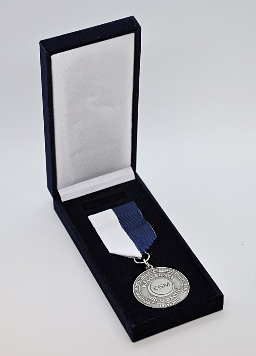Zakázková výroba pamětních medailí se stuhou a klopovou stužkou.